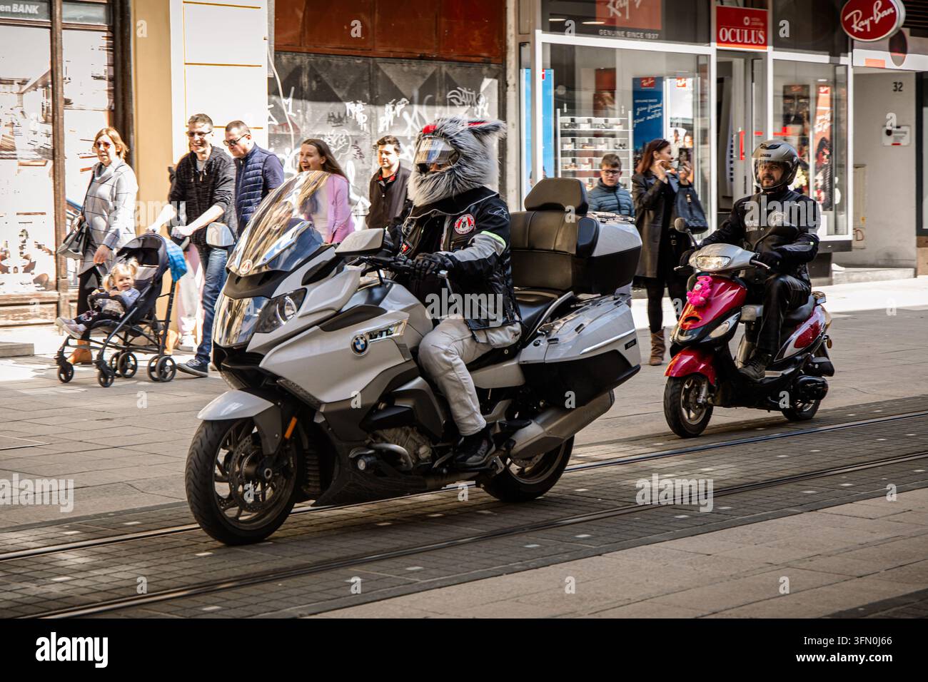 04.04.2026 Osijek, Croatie : Des motards déguisés en lapins de Pâques parcourent la ville lors de la parade annuelle de Moto Zeke pour Pâques. Banque D'Images