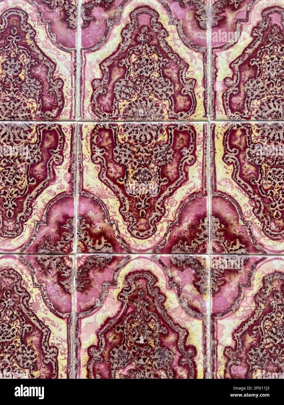 Carreaux azulejo portugais rose et crème avec un motif ornemental en relief et une glaze craquelée, Portugal - Image de stock capturée avec un smartphone