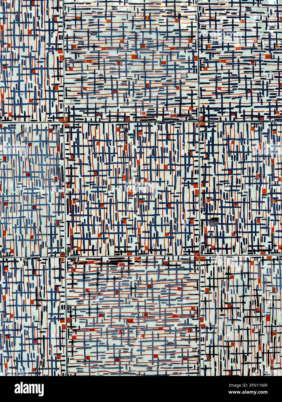 Carreaux de céramique azulejo portugais au Portugal avec un motif croisé bleu, bleu marine et orange - Image de stock capturée avec un smartphone