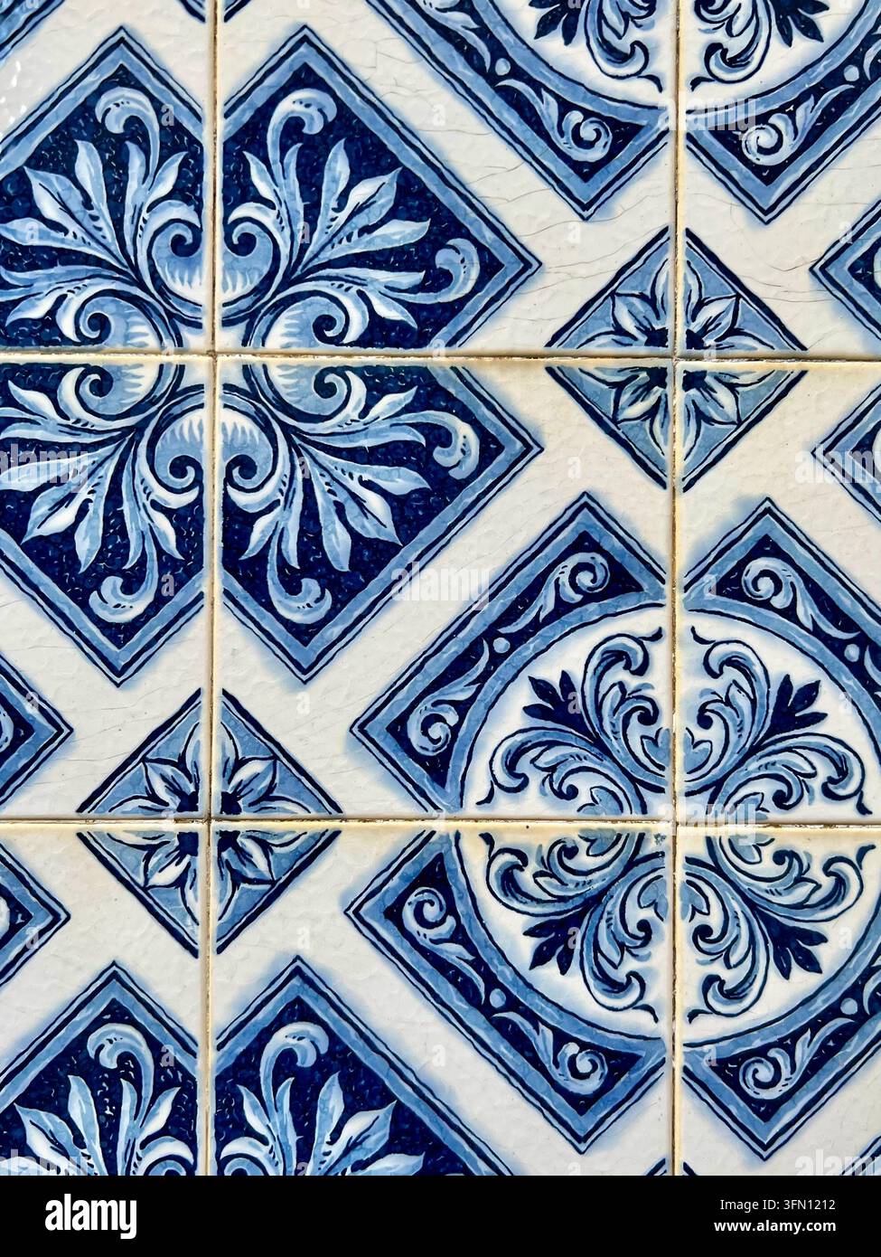 Carreaux de céramique azulejo bleus et blancs avec des volutes florales et un motif en losange, Portugal - Image de stock capturée avec un smartphone