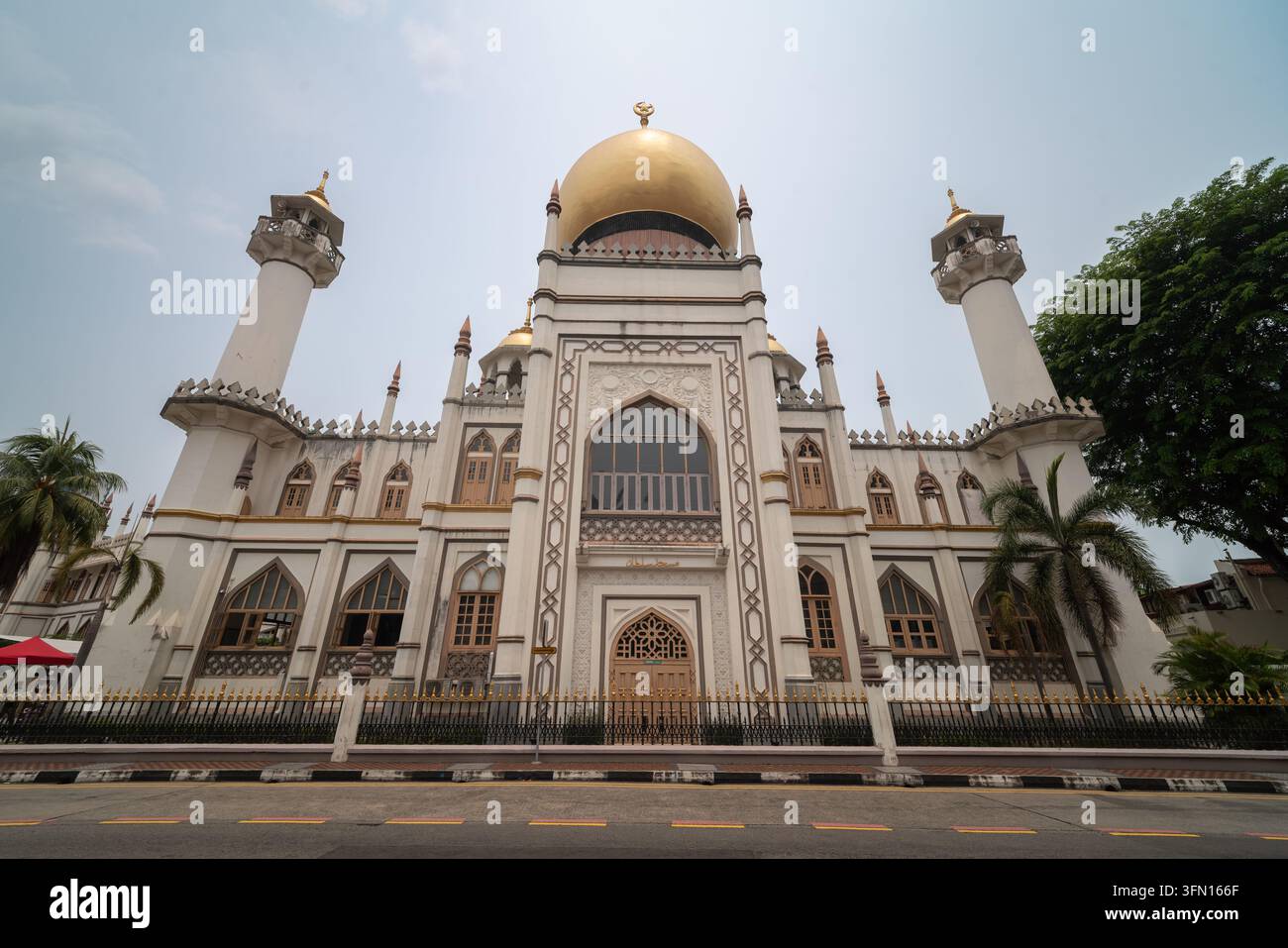 Vue emblématique de la façade avant du monument Masjid Sultan dans le quartier de Bugis, Singapour Banque D'Images