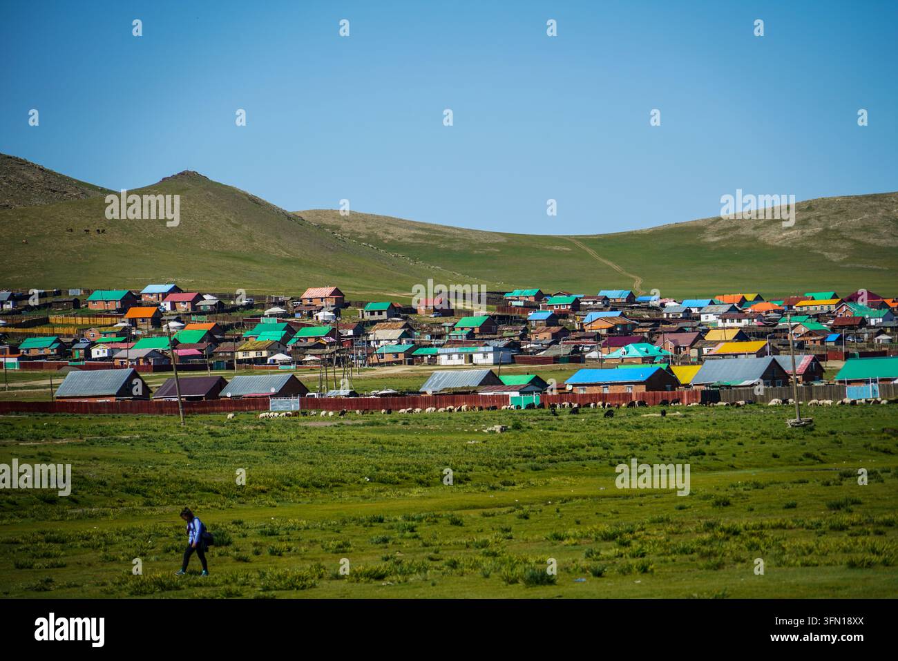Une prise aérienne grand angle capture un village mongol étendu comportant de nombreuses maisons aux toits aux couleurs vives, dont bleu, orange, vert Banque D'Images