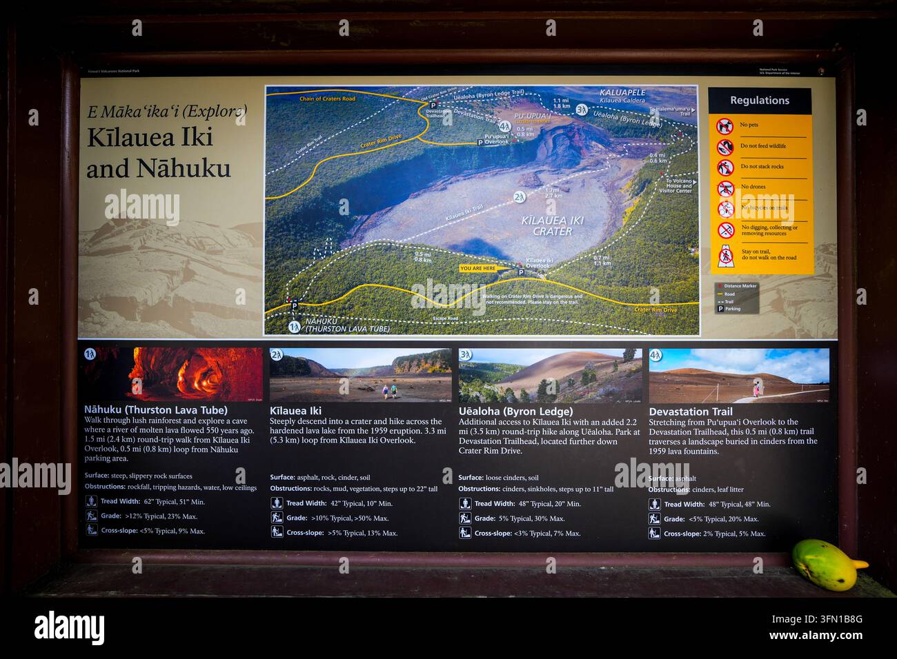 Grand panneau d'information du Service des parcs nationaux présentant une carte détaillée des sentiers de Kīlauea Iki, Nāhuku (Tube de lave de Thurston), Uēaloha (Byron Ledg Banque D'Images