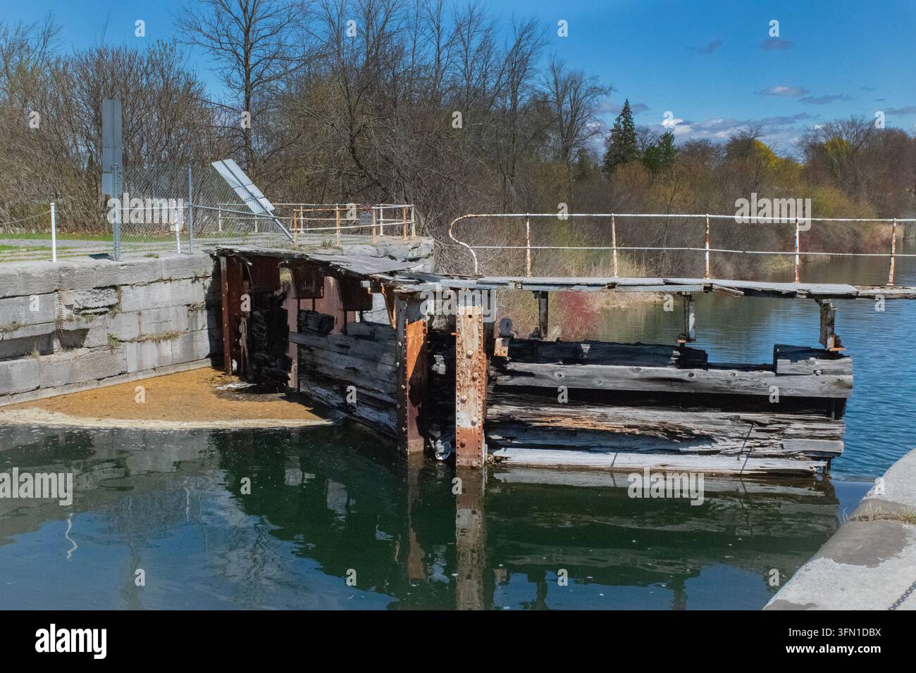 Une porte en décomposition le long du canal de Soulange. Banque D'Images