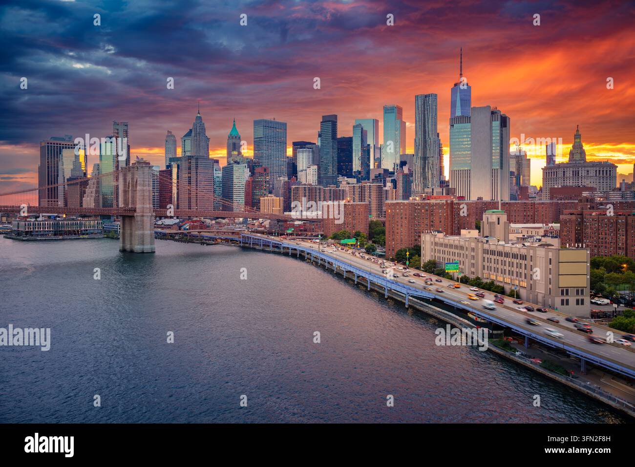 Manhattan, New York City, États-Unis. Image de paysage urbain aérien de Manhattan, New York City lors d’un magnifique coucher de soleil d’été. Banque D'Images