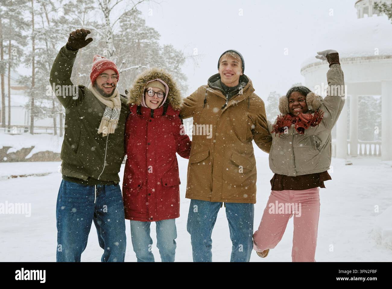 Portrait d'amis multiethniques s'amusant en plein air en hiver Banque D'Images