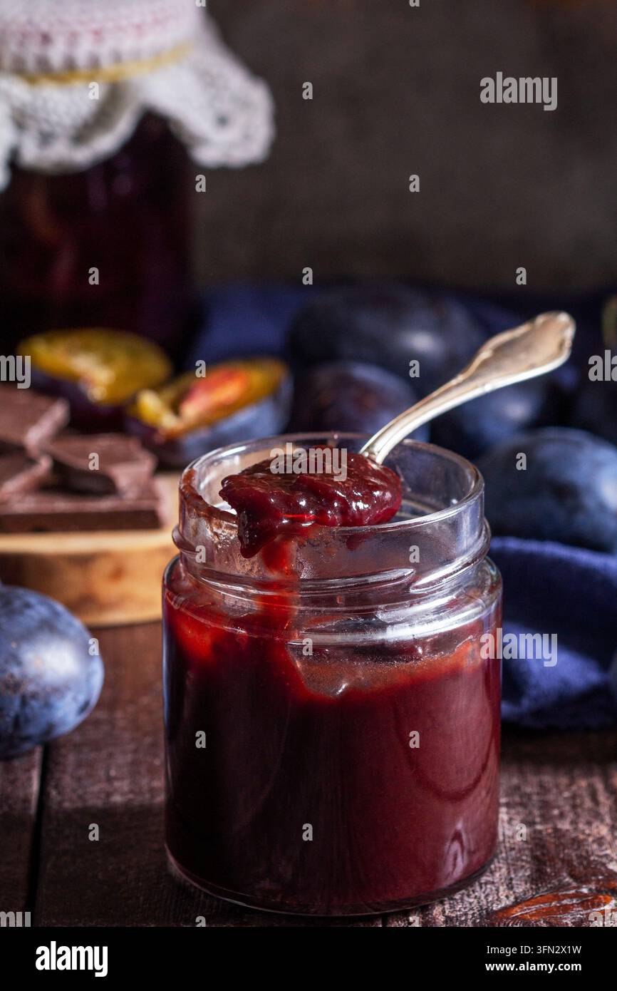 Confiture de prunes et de chocolat servie avec des prunes fraîches Banque D'Images