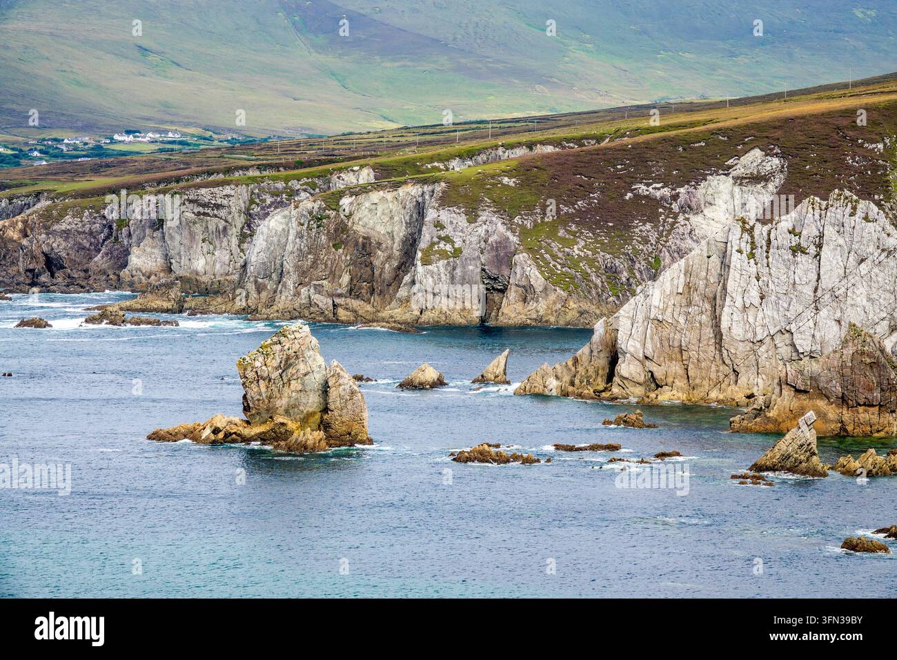 Vue des falaises blanches d'Ashleam sur l'île d'Achill, comté de Mayo, Irlande Banque D'Images