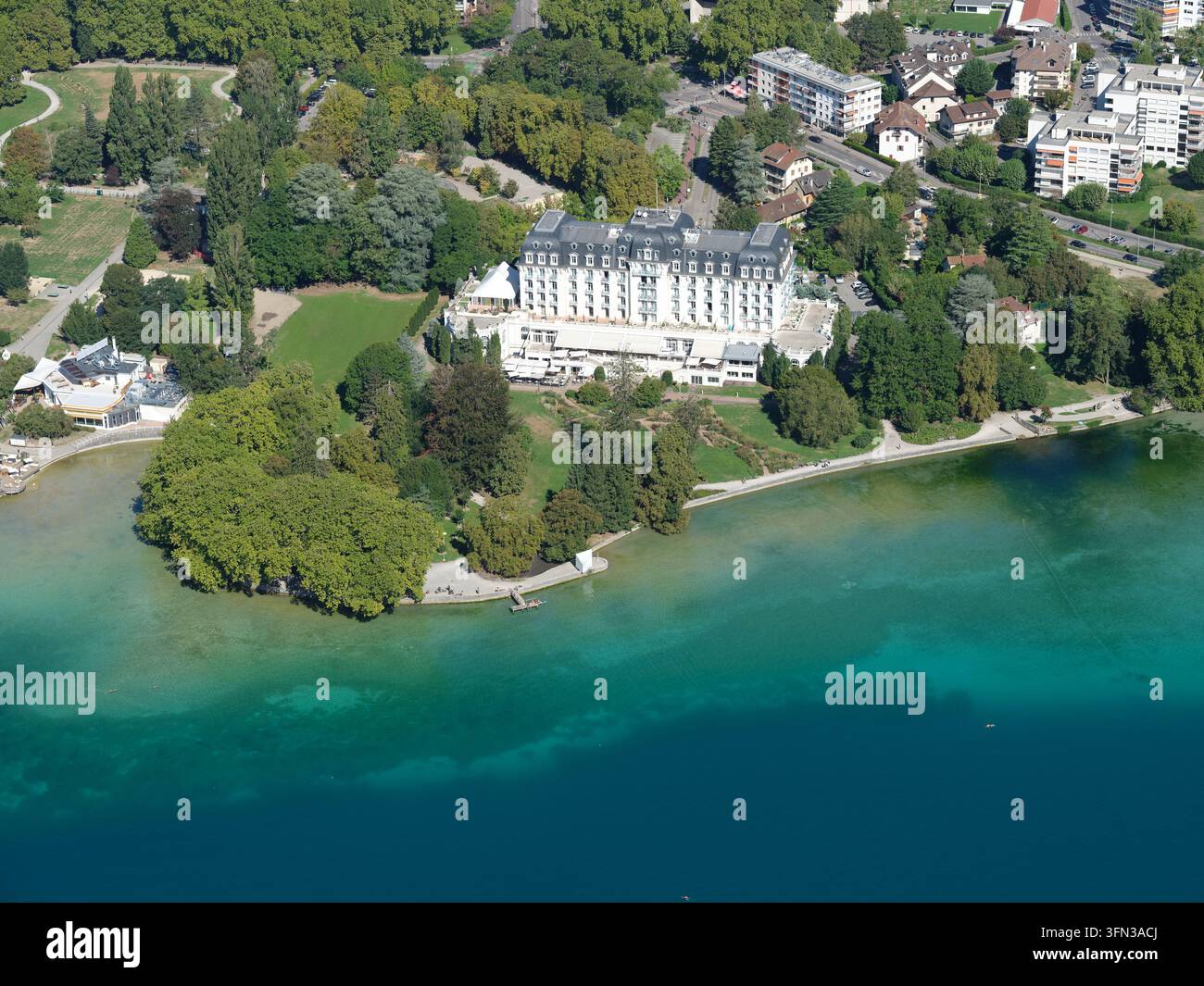 VUE AÉRIENNE. L'Imperial Palace, un hôtel de luxe sur les rives du lac d'Annecy. Annecy, Haute-Savoie, France. Banque D'Images