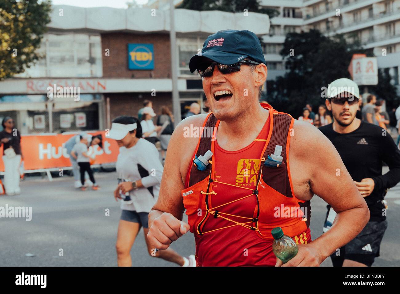 Berlin, Allemagne, BMW Berlin Marathon 2026, Un coureur passant devant la caméra avec un visage crispé par la douleur montrant son épuisement Banque D'Images