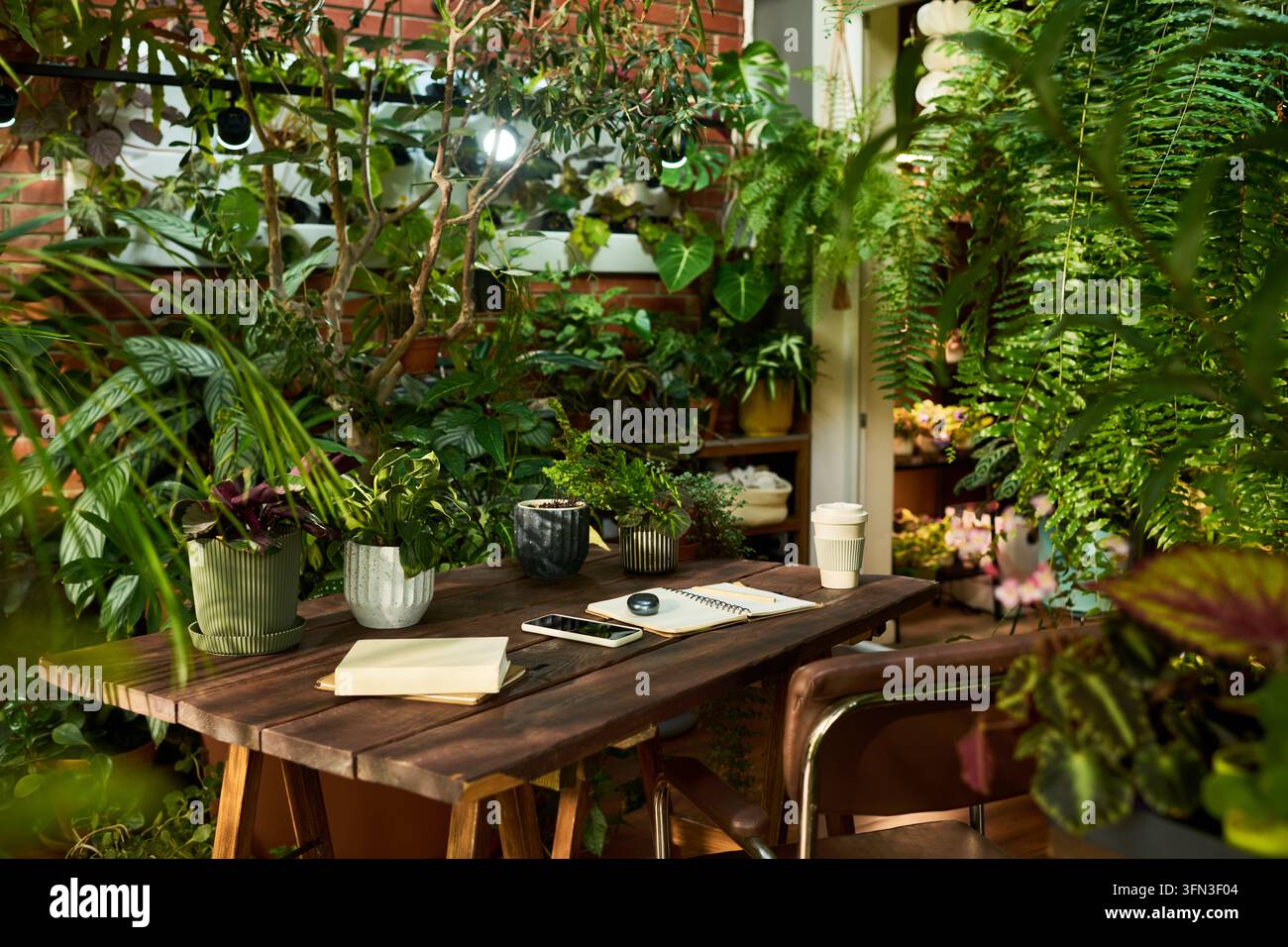 Bureau confortable entouré de plantes luxuriantes pour un style de vie de travail à distance Banque D'Images