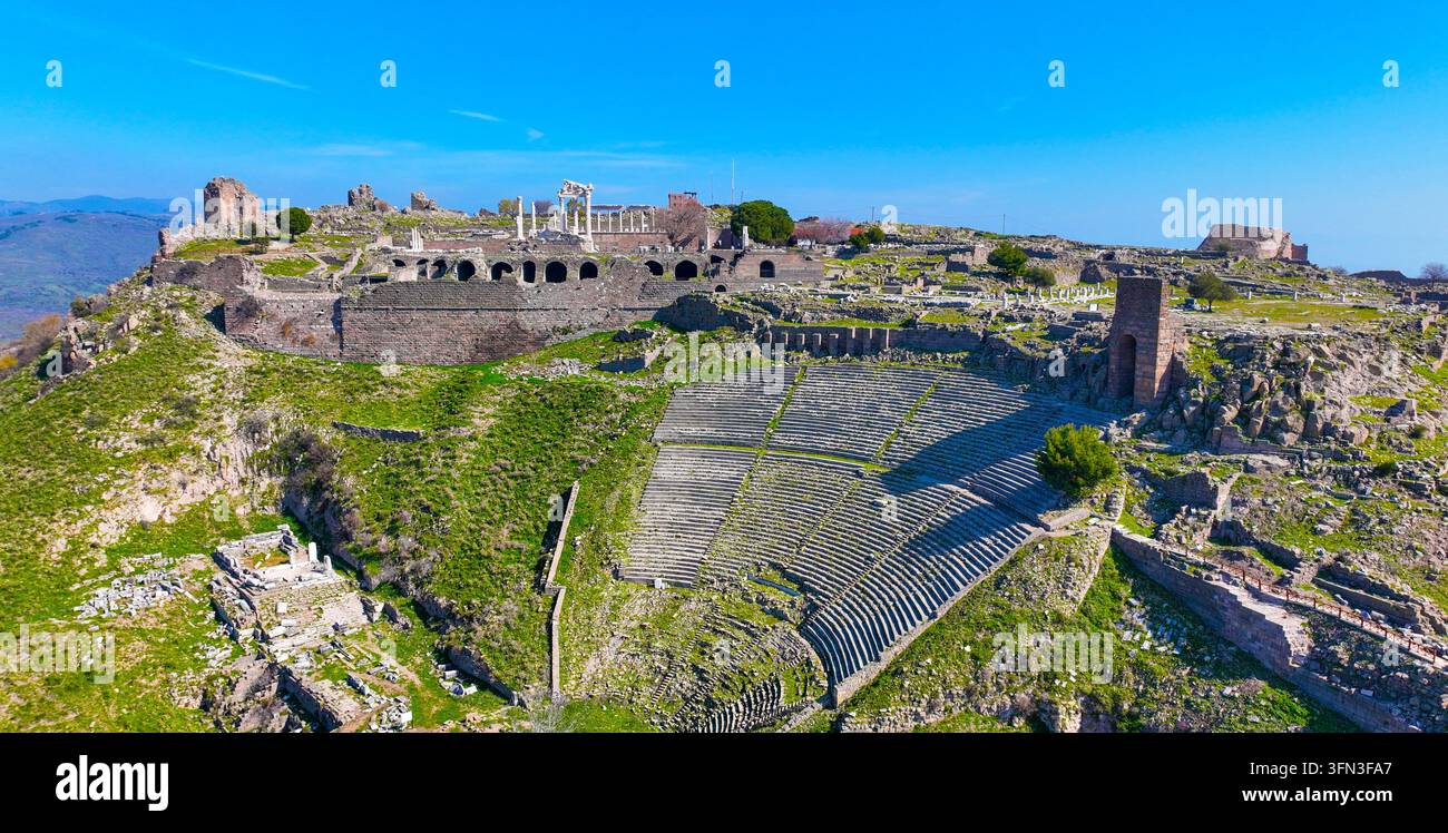 Drone aérienne filmant l'acropole de la ville antique de Pergame. Izmir - Turquie Banque D'Images
