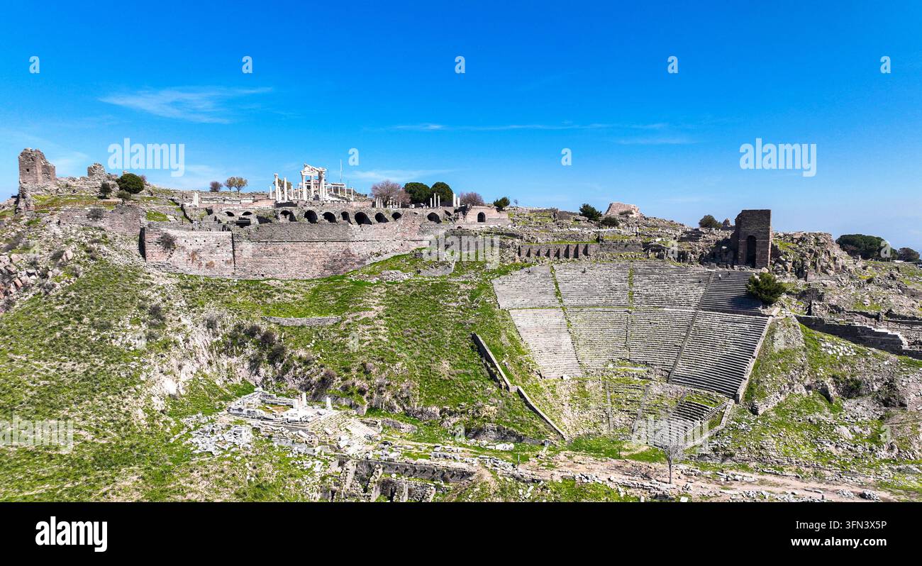 Drone aérienne filmant l'acropole de la ville antique de Pergame. Izmir - Turquie Banque D'Images