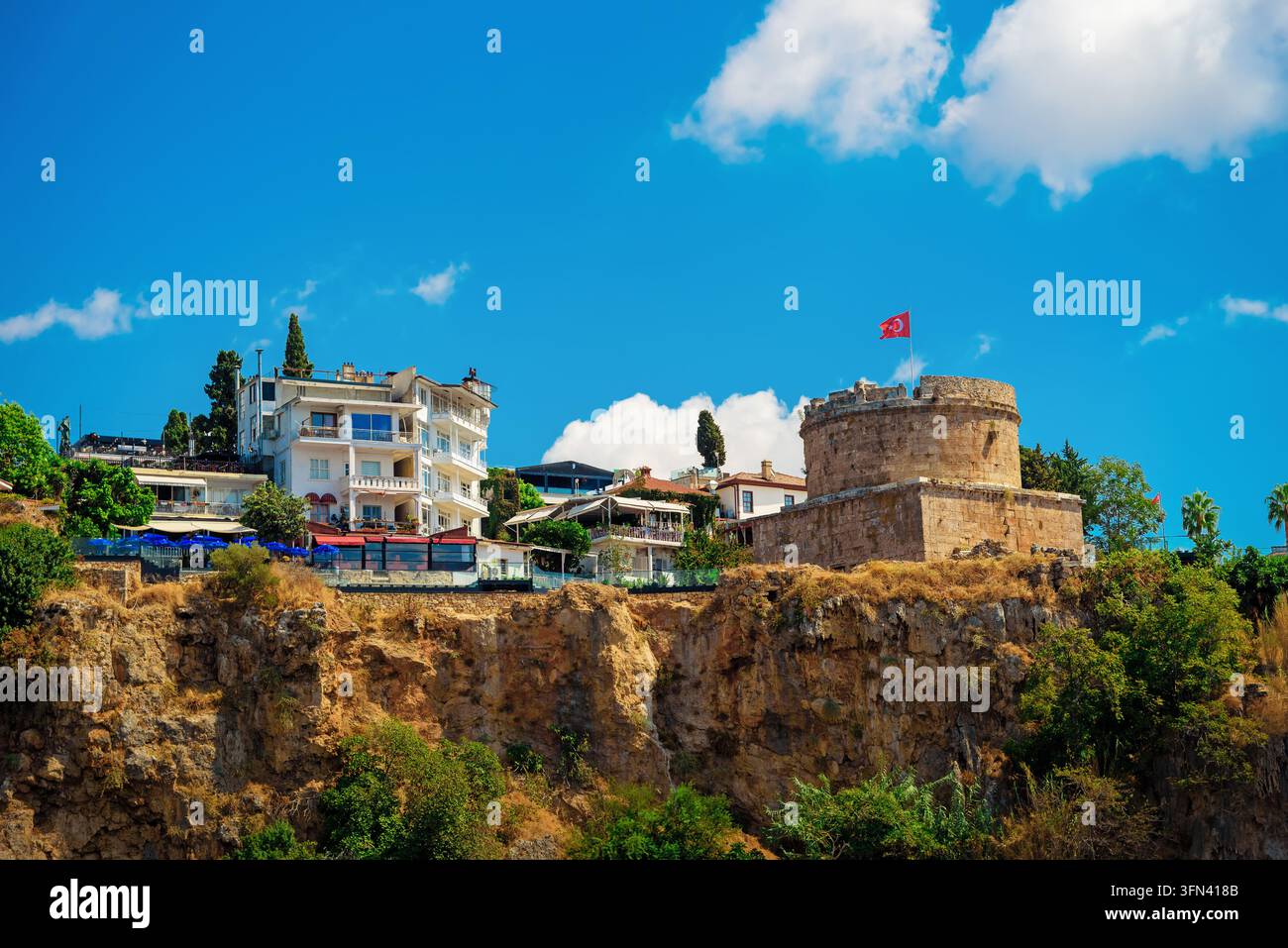 La tour Hidirlik est une tour emblématique en pierre fauve à Antalya, en Turquie. Banque D'Images