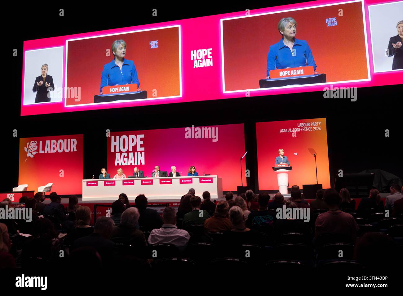 Yvette Cooper, secrétaire d'État à la santé et aux soins sociaux, prononce son discours principal lors de la conférence du Parti travailliste à Liverpool. Banque D'Images