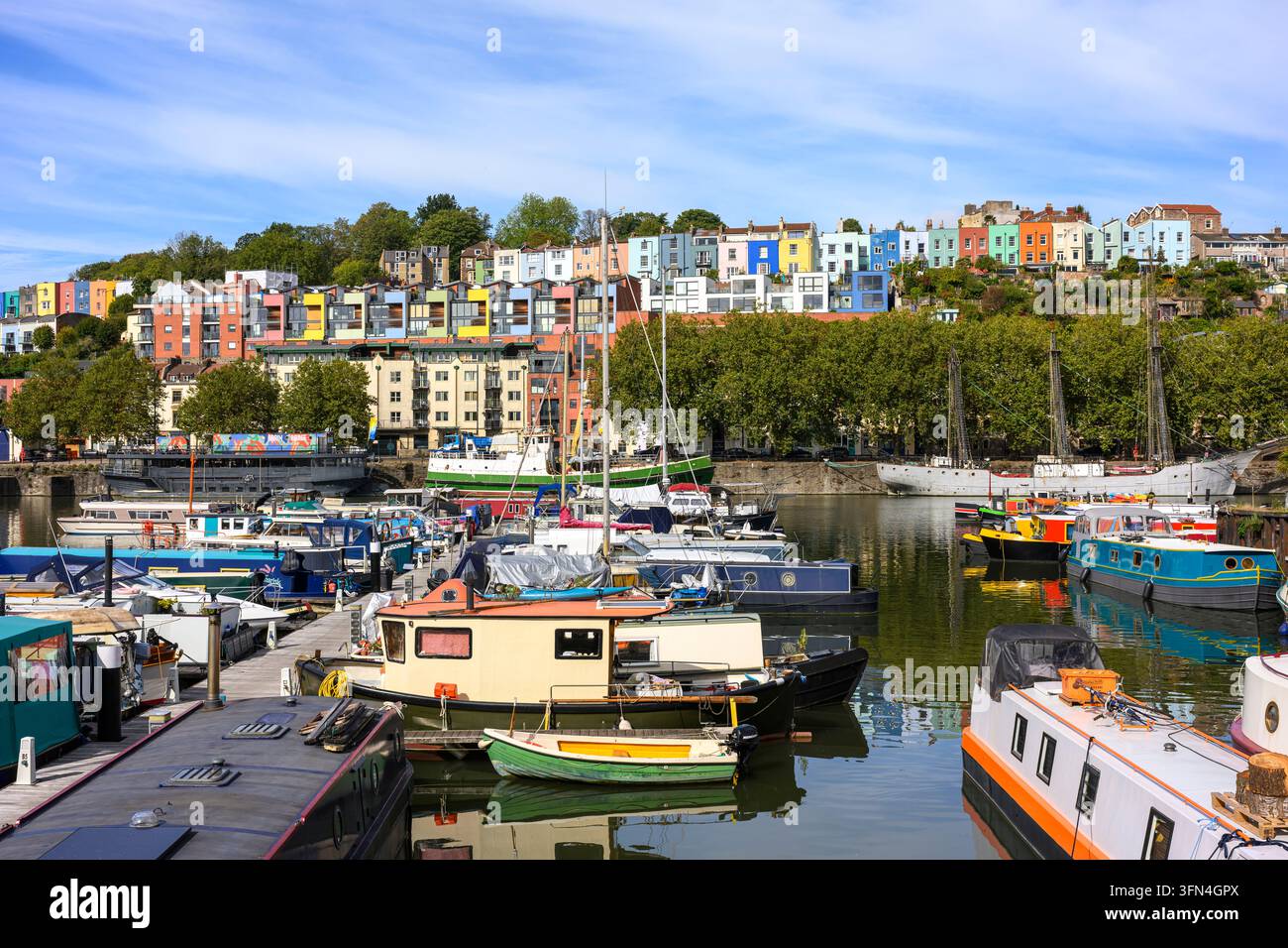 Maisons colorées surplombant le port flottant de Bristol rempli de bateaux de canal et de yachts amarrés Banque D'Images