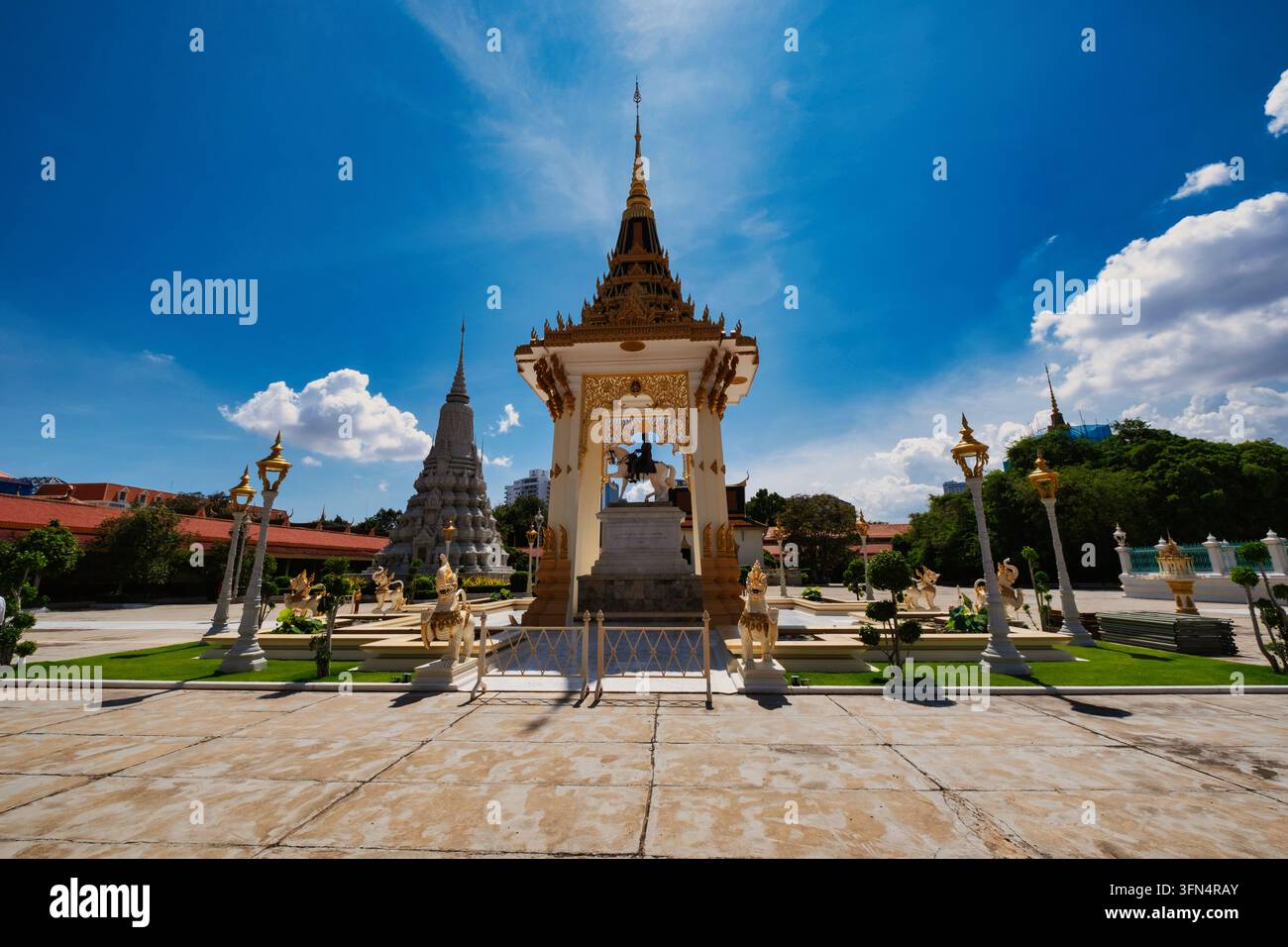 Vue du palais royal du Cambodge mettant en vedette le pavillon orné avec la statue du roi Norodom à cheval, des jardins bien entretenus et une stupa à Phn Banque D'Images