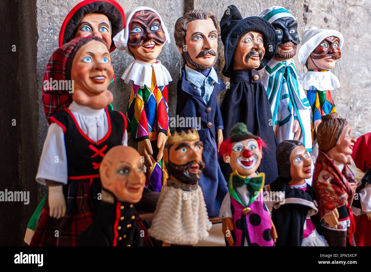 Photographie de groupe d'une riche collection de marionnettes en bois traditionnelles du folklore de Bergame, sculptées et peintes à la main. Arlequin, Brighella, un clown et un roi Banque D'Images