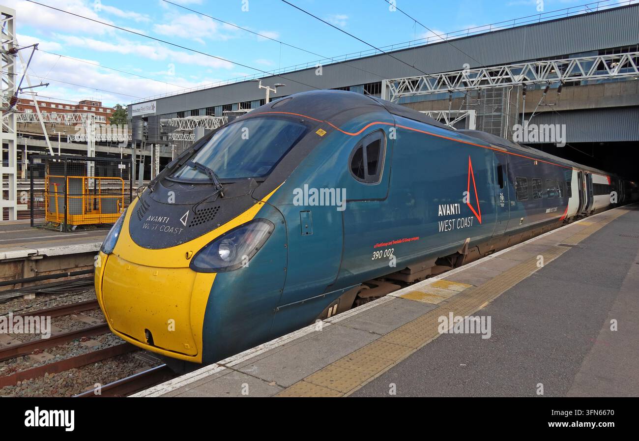Avanti West Coast Class 390 Pendolino 390002 à London Euston sur la West Coast Main Line. Banque D'Images