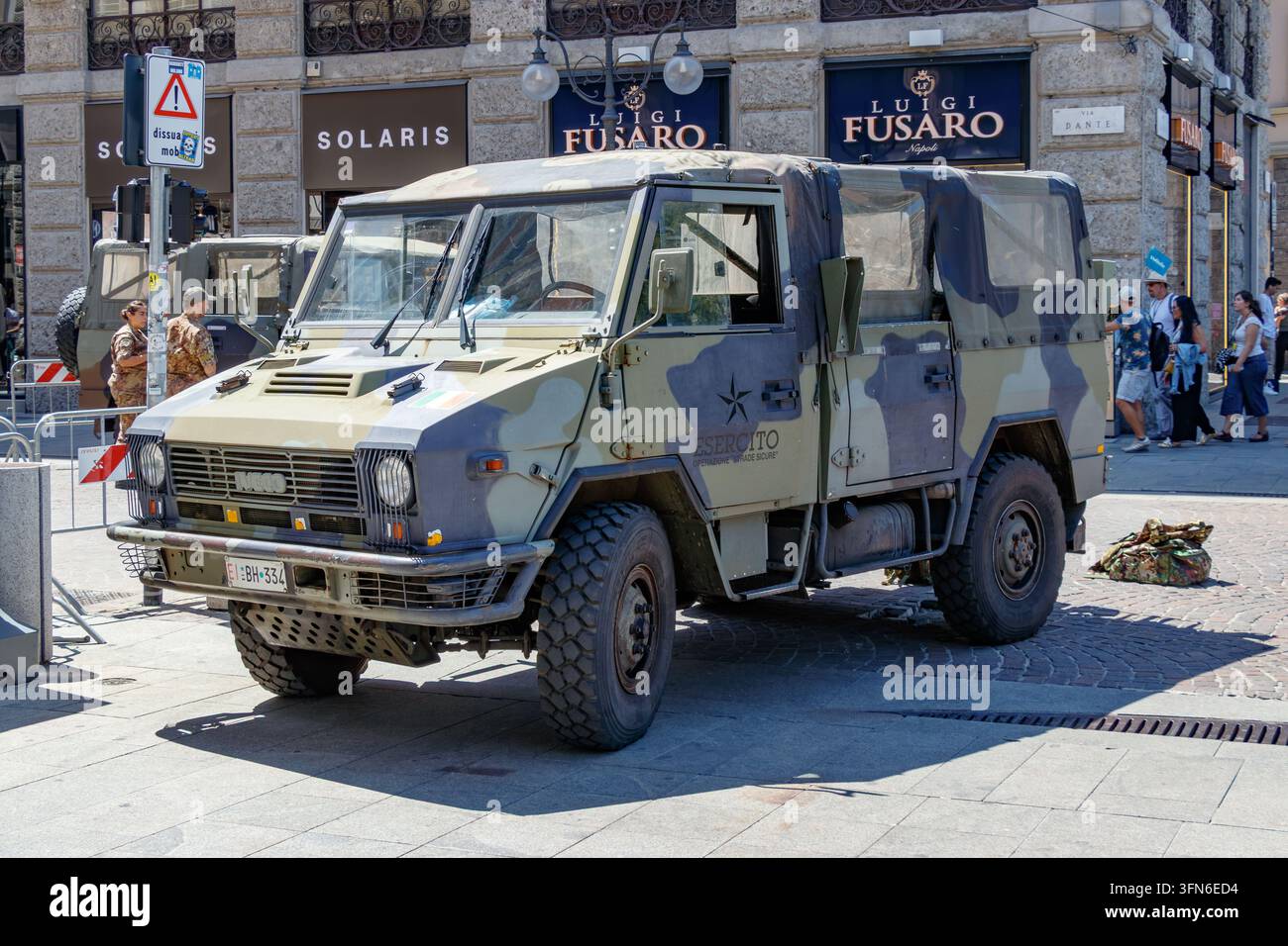 Véhicule tactique camouflage Iveco VM 90 "Torpedo" à toit en toile dans une rue italienne près du magasin Luigi Fusaro Banque D'Images