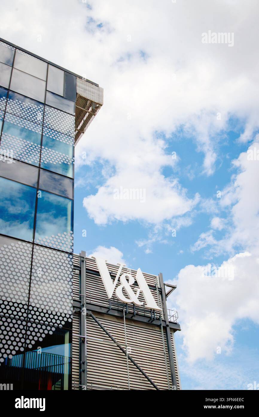 Panneau blanc V&A sur la façade du musée Victoria and Albert East à Stratford, dans l'est de Londres Banque D'Images