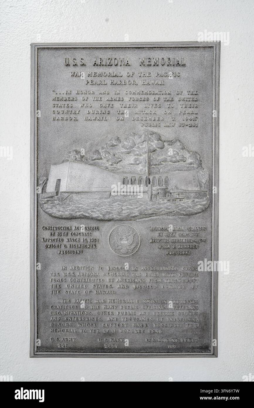 Plaque commémorative en métal au mémorial USS Arizona à Pearl Harbor, détaillant l'histoire de la construction, les crédits du Congrès sous le président Banque D'Images