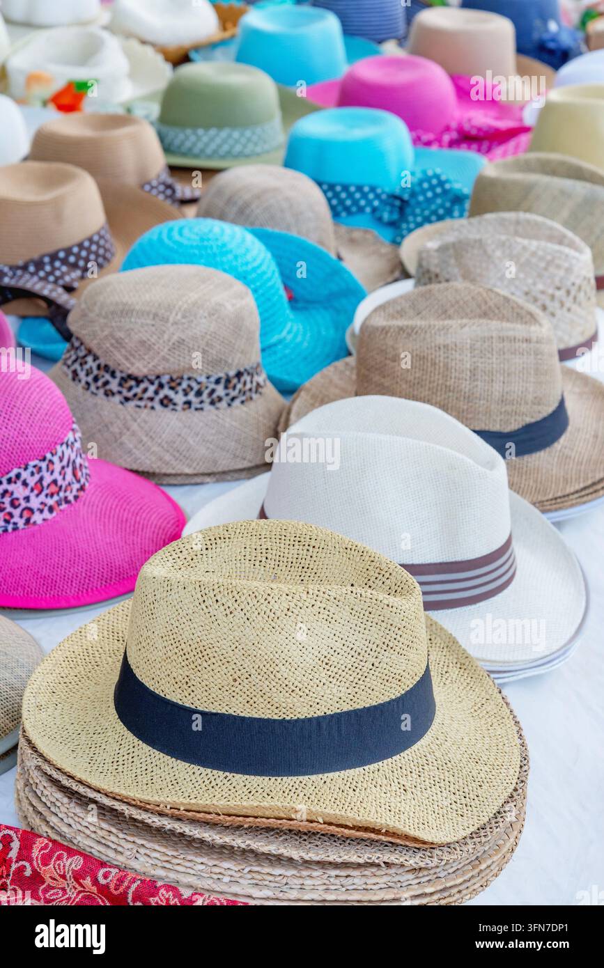 Chapeaux traditionnels exposés, Cefalu, district de Palermo, Sicile, Italie Banque D'Images