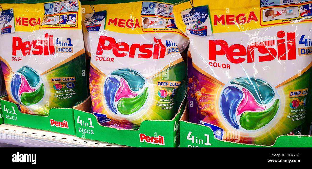 Bouchons de détergent à lessive Persil sur une étagère de magasin, une marque mondiale haut de gamme. Banque D'Images