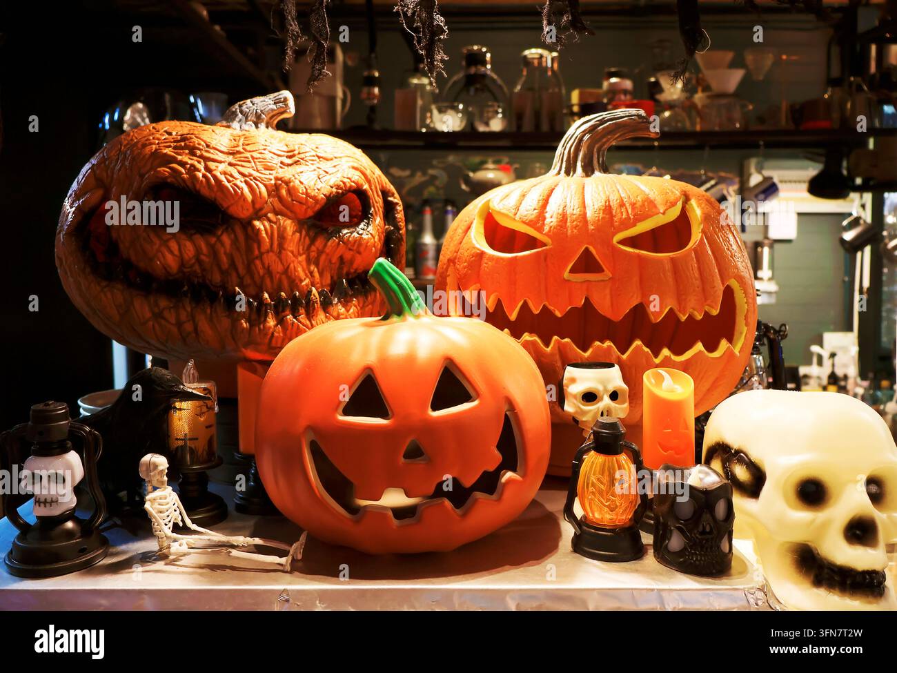 Jack O Lanterns orange vif avec squelettes miniatures pour une décoration festive de la maison Banque D'Images