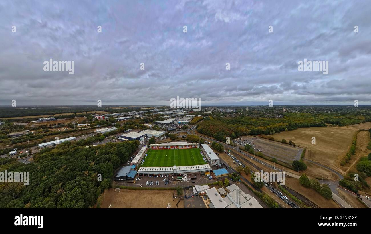 Sport et Architecture : Vue aérienne à angle élevé du stade Broadhall Way et du paysage urbain de Stevenage, Hertfordshire Banque D'Images