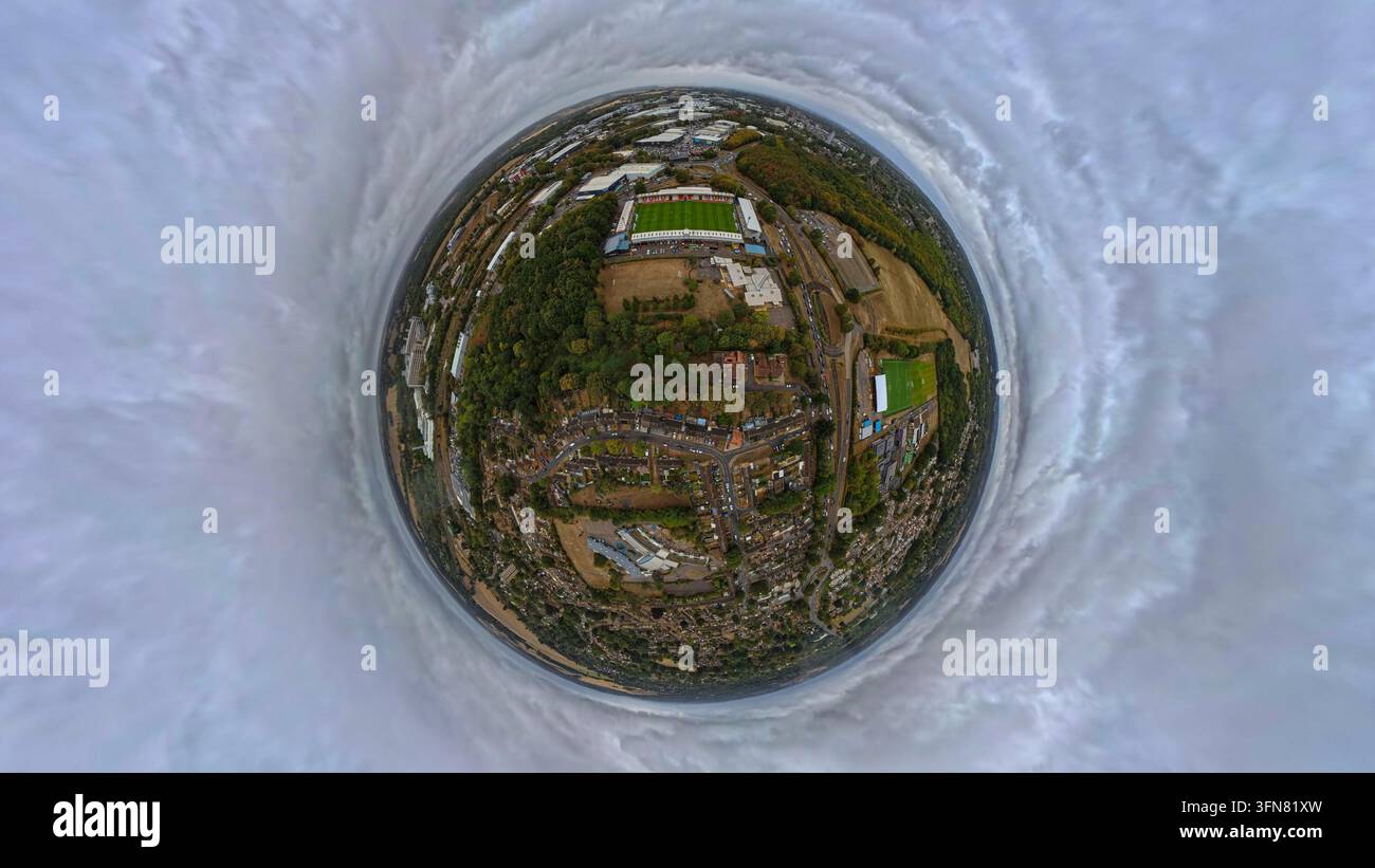 Sport et Architecture : Projection aérienne à 360 degrés Tiny Planet du stade Broadhall Way et du paysage urbain à Stevenage, Hertfordshire Banque D'Images