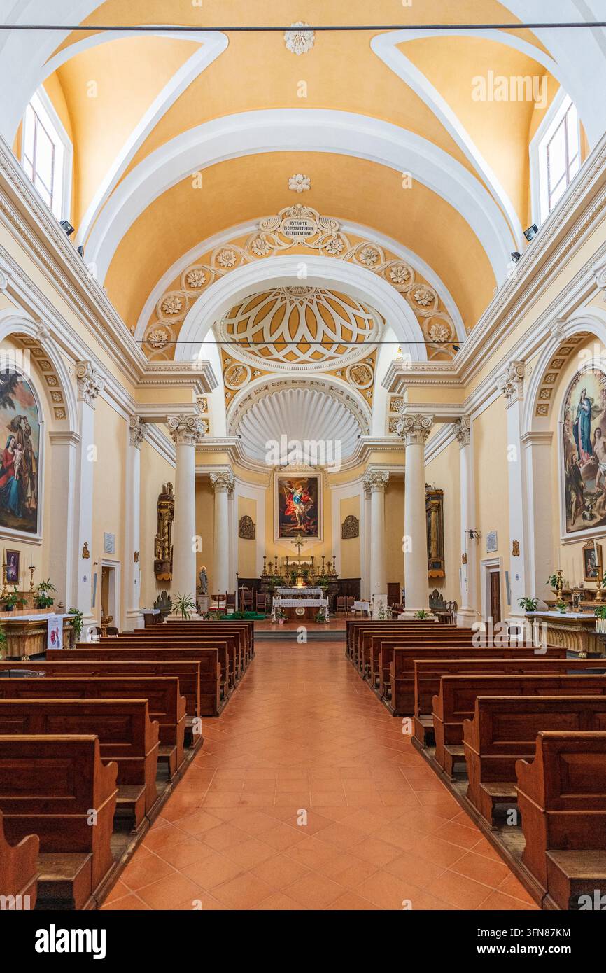 Une perspective symétrique et verticale de l'intérieur de l'église San Michele Arcangelo à Macerata Feltria. La composition met en valeur le centre Banque D'Images