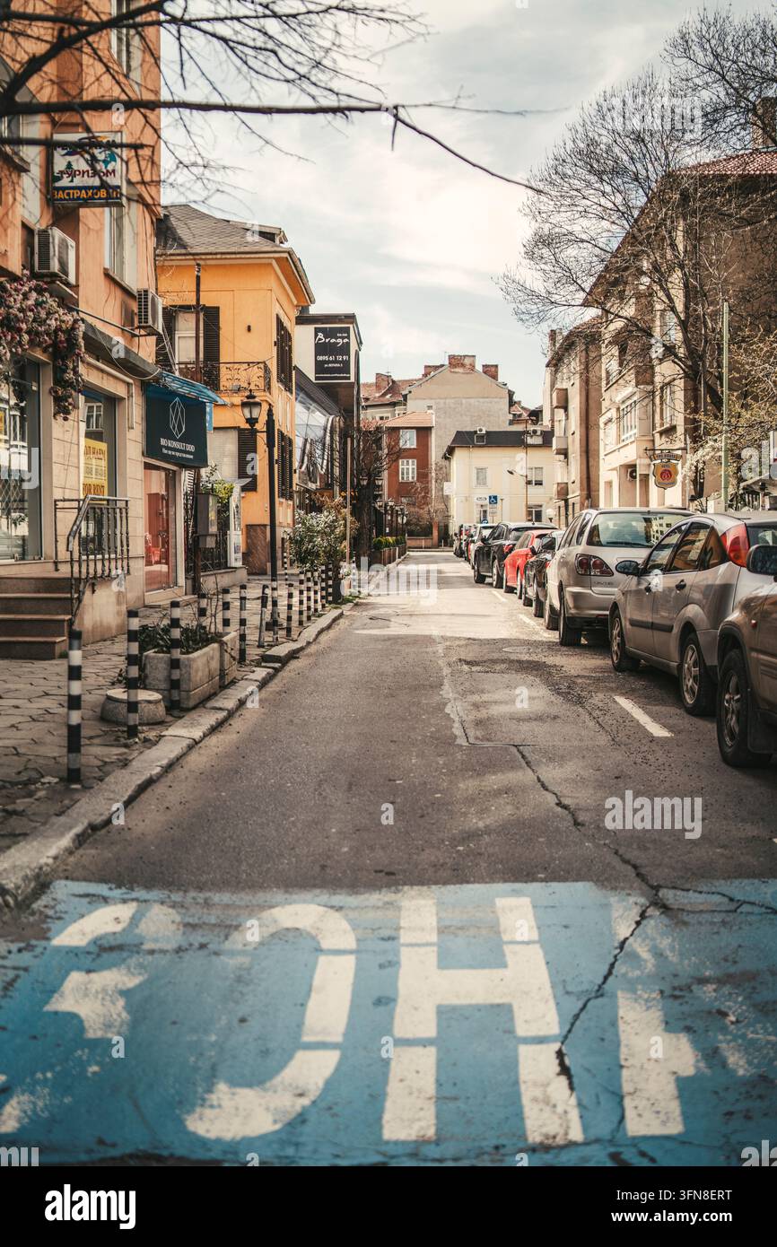 Ruelle tranquille avec des voitures garées à Plovdiv Banque D'Images