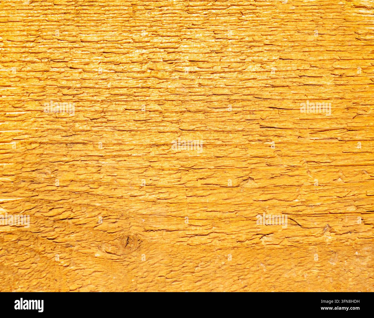 Fond texturé en bois peint en jaune avec une veine rustique et une surface usée pour usage en design Banque D'Images