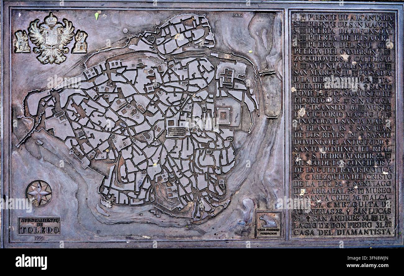 Carte de rue en bronze de la vieille ville de Tolède encastrée dans le trottoir, énumérant les points de repère à partir du Puente de Alcántara, Tolède, Espagne Banque D'Images