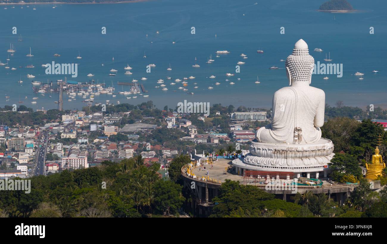 Vue aérienne de la statue du Grand Bouddha de Phuket surplombant la ville côtière de Karon avec de nombreux bateaux ancrés dans la baie, Karon, Phuket, Thaïlande. Banque D'Images