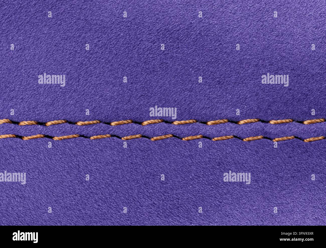 Composition minimaliste en cuir suédé violet texturé. Photographie macro propre pour la décoration intérieure, une atmosphère chaleureuse et des projets de marque rustique Banque D'Images