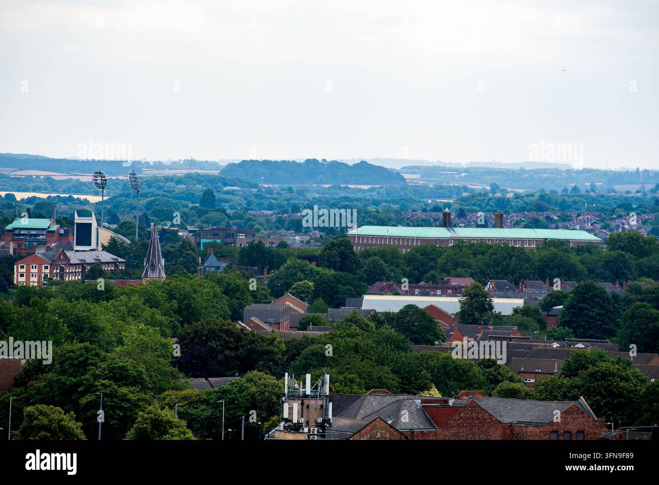 Vue élevée à travers la rivière Trent vers West Bridgford, Nottinghamshire, Angleterre Banque D'Images