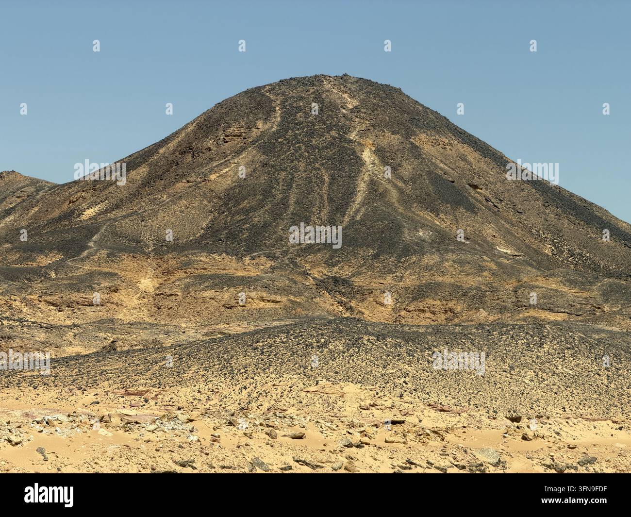 Colline volcanique en forme de cône s'élevant de la Black Desert, photographiée dans la Black Desert entre Bahariya et Farafra dans le désert occidental égyptien. - Image de stock capturée avec un smartphone