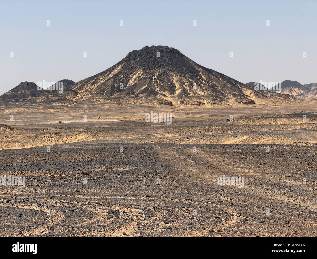 Sommet volcanique sombre à travers la plaine du Désert Noir, photographié dans le Désert Noir entre Bahariya et Farafra dans le désert occidental égyptien. - Image de stock capturée avec un smartphone