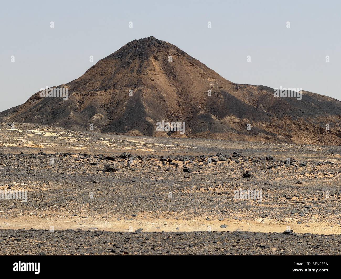 Montagne volcanique arrondie sous un ciel désert clair, photographiée dans le Désert Noir entre Bahariya et Farafra dans le désert de l'Ouest égyptien. - Image de stock capturée avec un smartphone