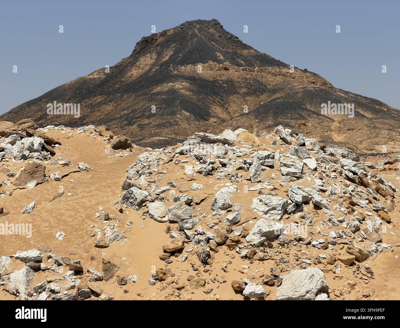 Approche rocheuse d'une montagne conique du Désert Noir, photographiée dans le Désert Noir entre Bahariya et Farafra dans le désert occidental égyptien. - Image de stock capturée avec un smartphone
