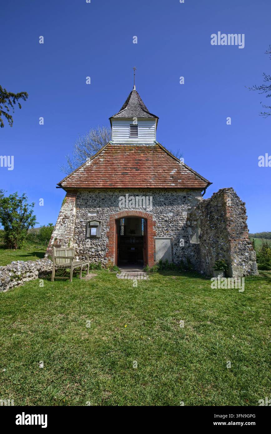 L'église historique de Lullington du XIIIe siècle, connue comme la plus petite église du Sussex, se dressant sous un ciel bleu clair dans les South Downs. Banque D'Images