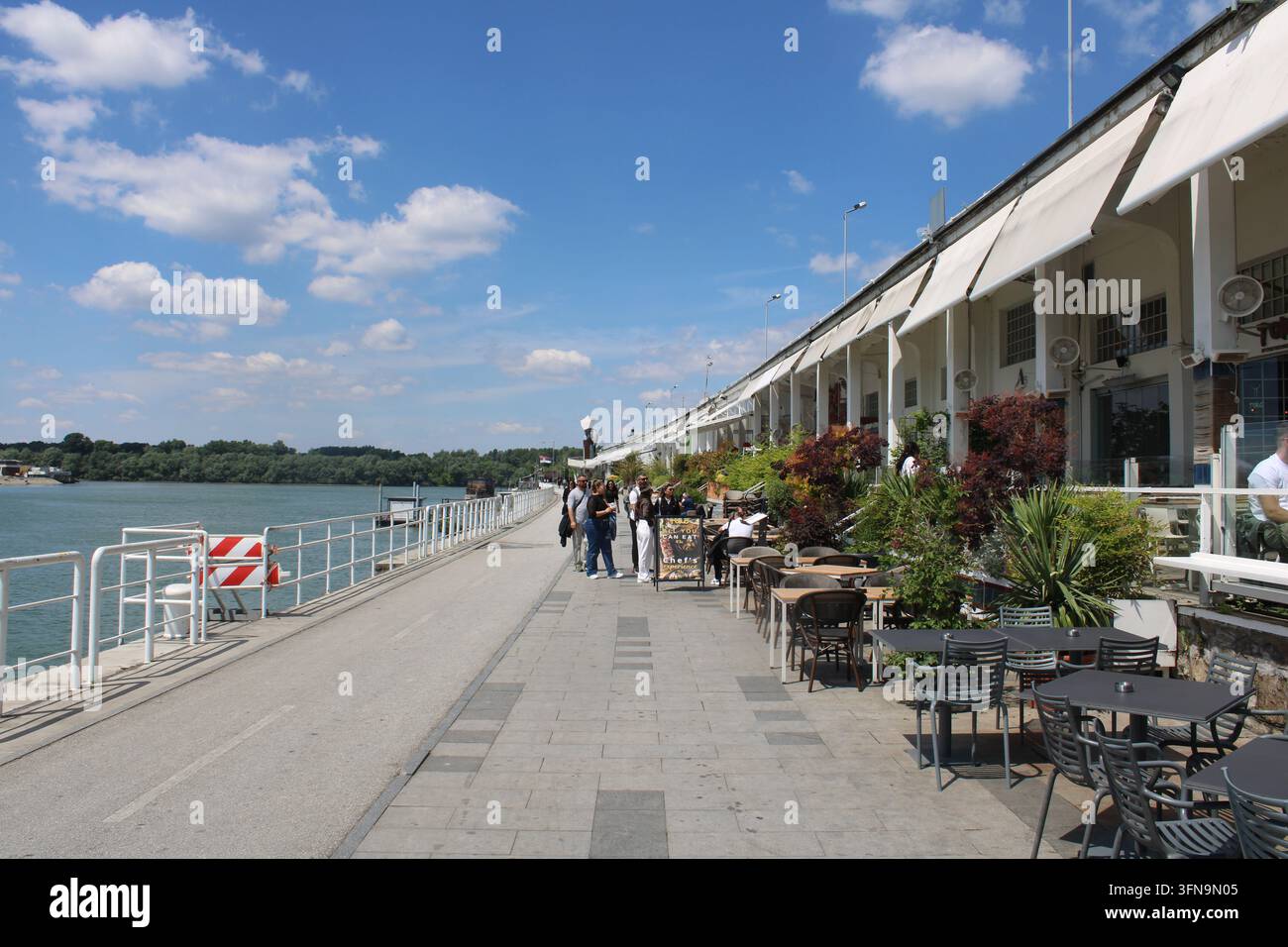 Belgrade, Serbie : À la célèbre promenade Sava. Il y a de nombreux bars, restaurants et boîtes de nuit ici. Europe du Sud-Est Banque D'Images