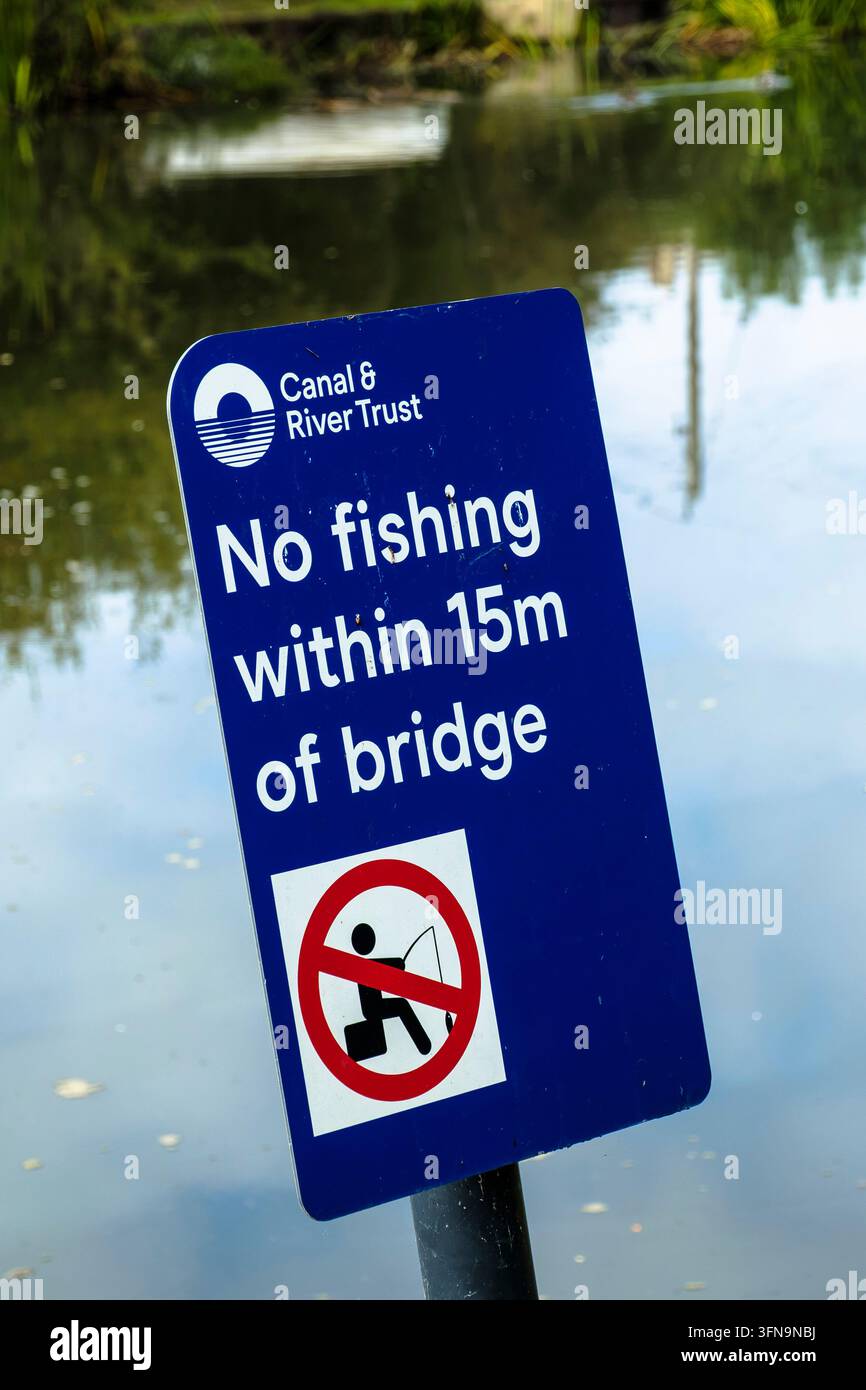 Panneau "Pas de pêche" Gloucester et canal de Sharpness Pas de pêche dans un rayon de 10 m du pont Banque D'Images