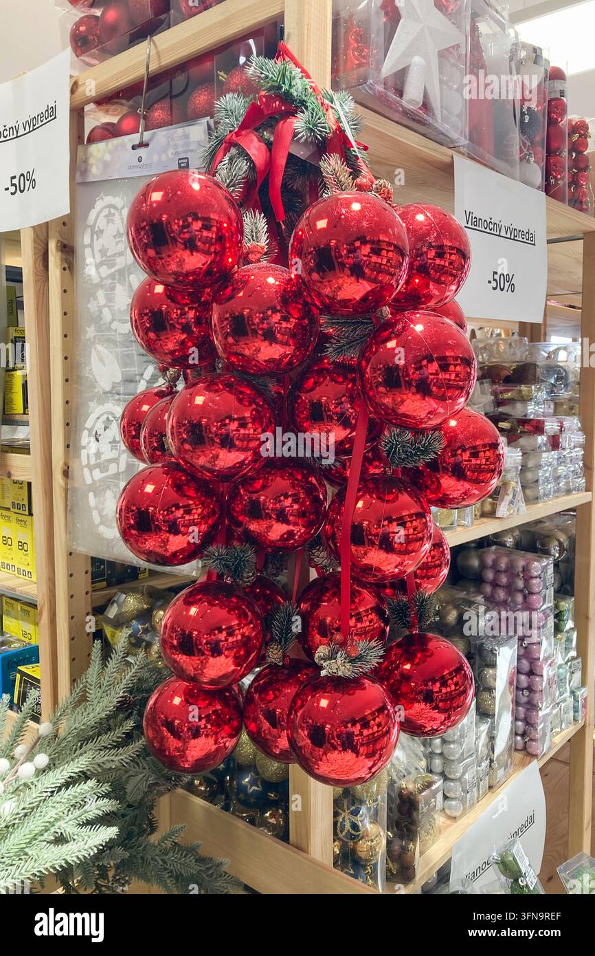 SLOVAQUIE, SPISSKA NOVA VES - 28 DÉCEMBRE 2024 : De magnifiques décorations de Noël scintillant de couleurs festives dans une boutique chaleureuse à Spisska Nova Ves - Image de stock capturée avec un smartphone