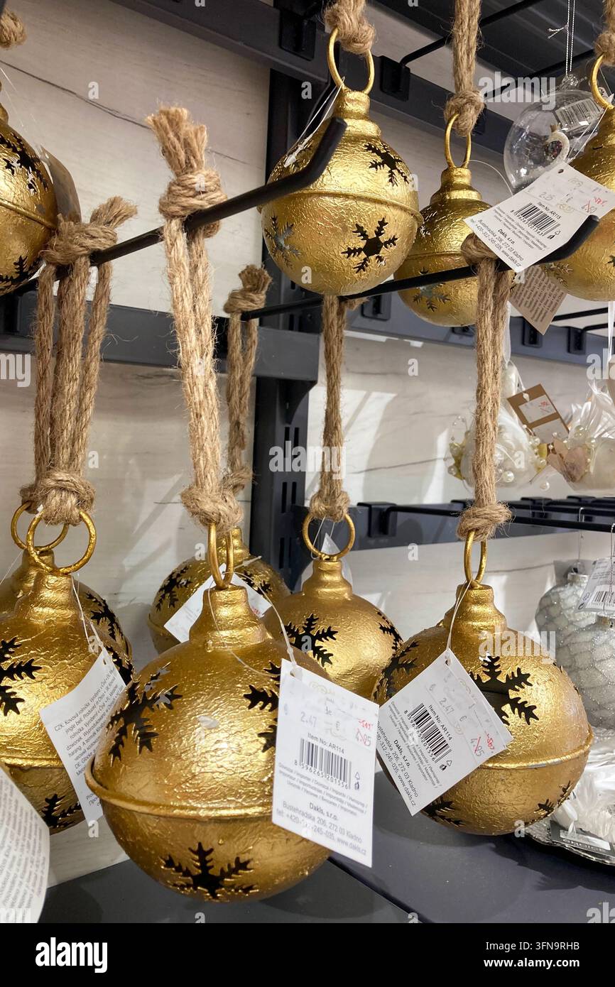 SLOVAQUIE, SPISSKA NOVA VES - 28 DÉCEMBRE 2024 : De magnifiques décorations de Noël scintillant de couleurs festives dans une boutique chaleureuse à Spisska Nova Ves - Image de stock capturée avec un smartphone