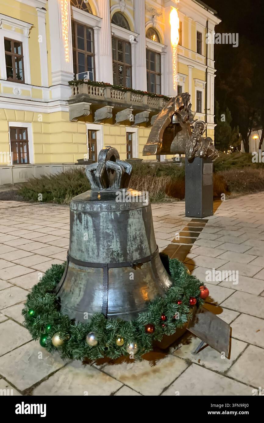 SLOVAQUIE, SPISSKA NOVA VES - 28 DÉCEMBRE 2024 : De magnifiques décorations de Noël scintillant de couleurs festives dans une boutique chaleureuse à Spisska Nova Ves - Image de stock capturée avec un smartphone