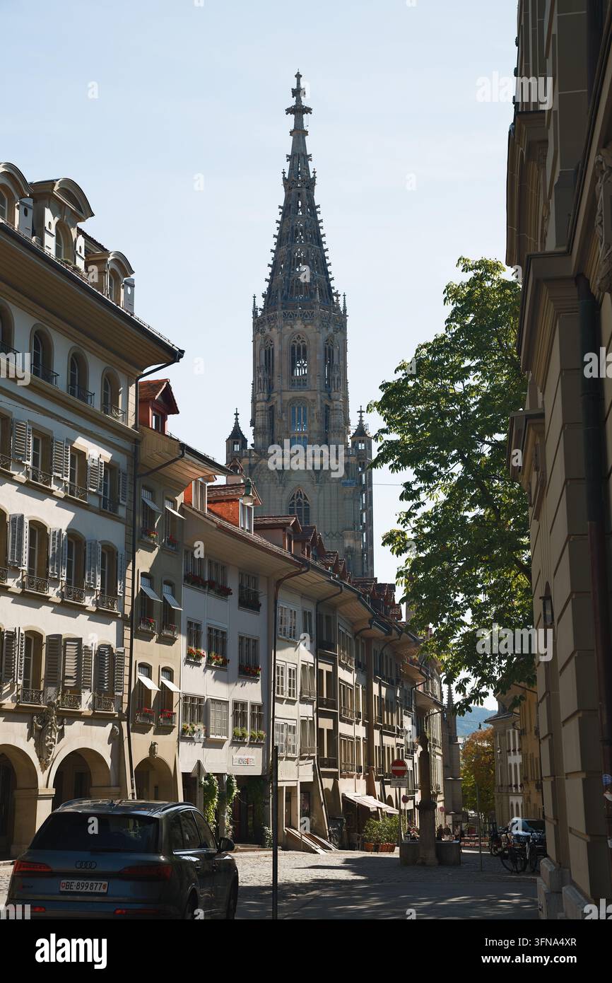Vue verticale de la rue Herrengasse avec le clocher de la cathédrale de Berne à Berne, Suisse Banque D'Images