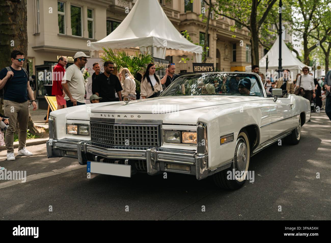 Berlin, Allemagne, 9 mai 2026. Cabriolet de luxe Cadillac Eldorado blanc avec une grande calandre chromée et un style américain classique traverse Classic Banque D'Images